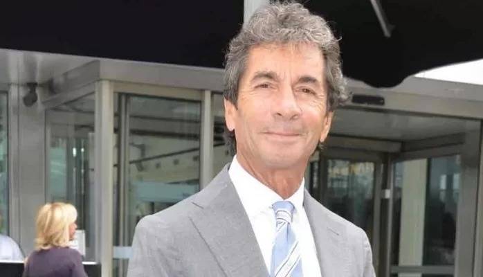 70 yaşındaki milyarder iş adamı uzun boylu genç sevgilisiyle Bebek'te göğsünü gere gere poz verdi 3